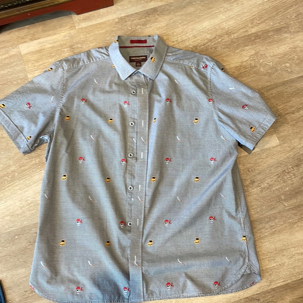 Men’s large short sleeve shirt with a pirate motif.
